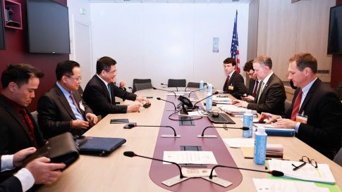 パリだ会談した米国とベトナムの代表団