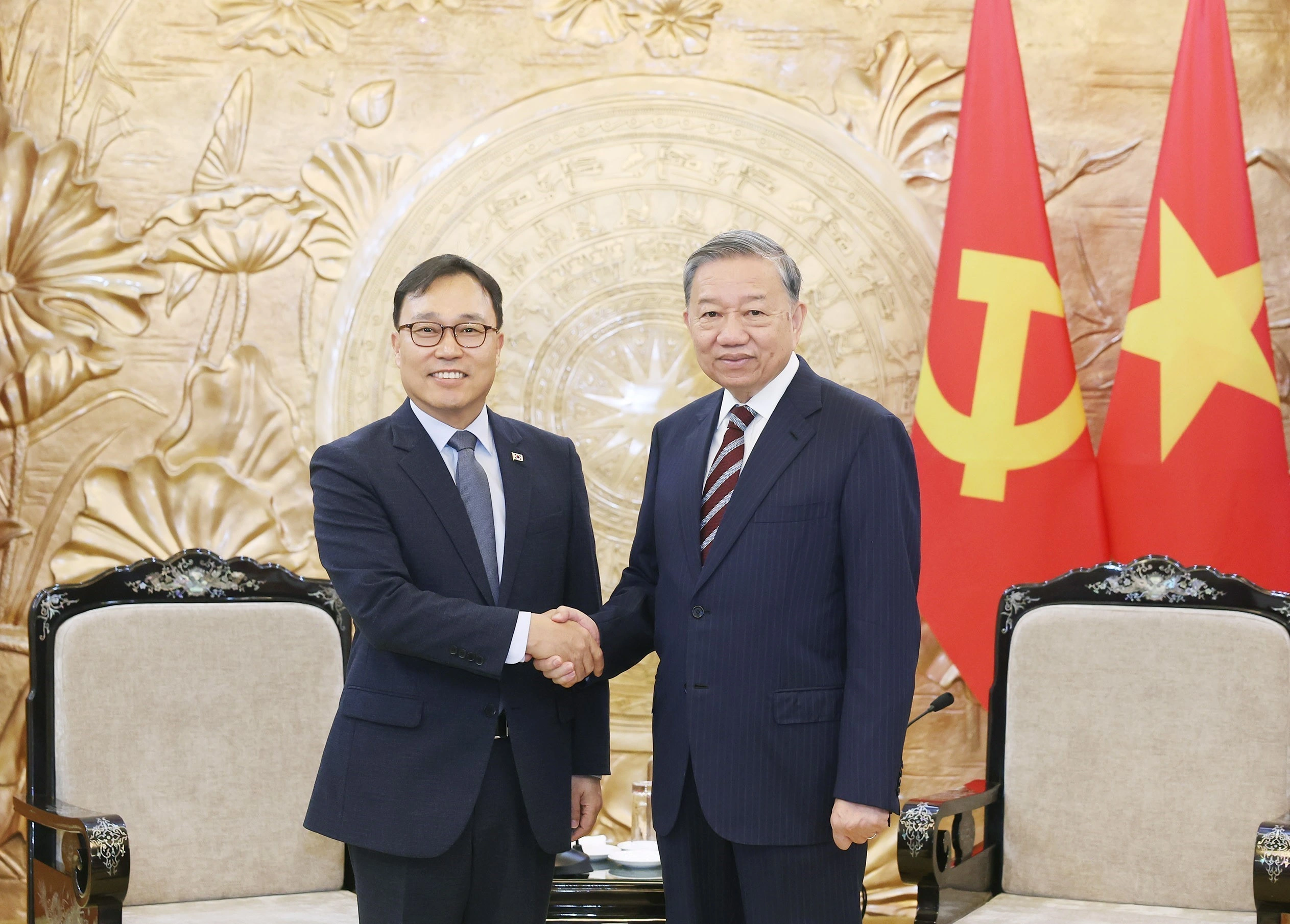 ベトナムのトー・ラム書記長と韓国のチェ・ヨンサム大使