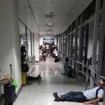 深夜の空港で閉じ込められた乗客