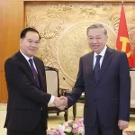 ラオス人民革命党のトンサリス・マンノメク氏とベトナムのトー・ラム書記長