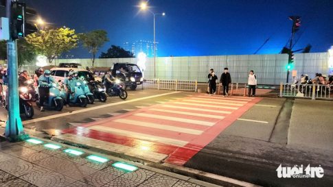 足元が転倒する歩行者用信号