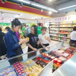 WINMARTのロシア‐こーなで買い物するベトナム人