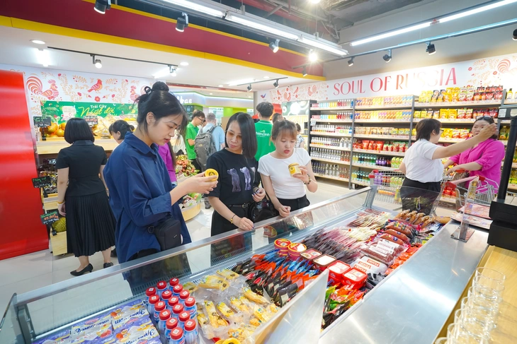 WINMARTのロシア‐こーなで買い物するベトナム人