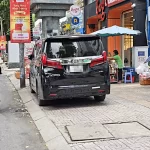 路上に違法駐車する自動車