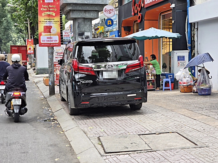 路上に違法駐車する自動車