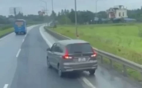 構想道路をバックする乗用車