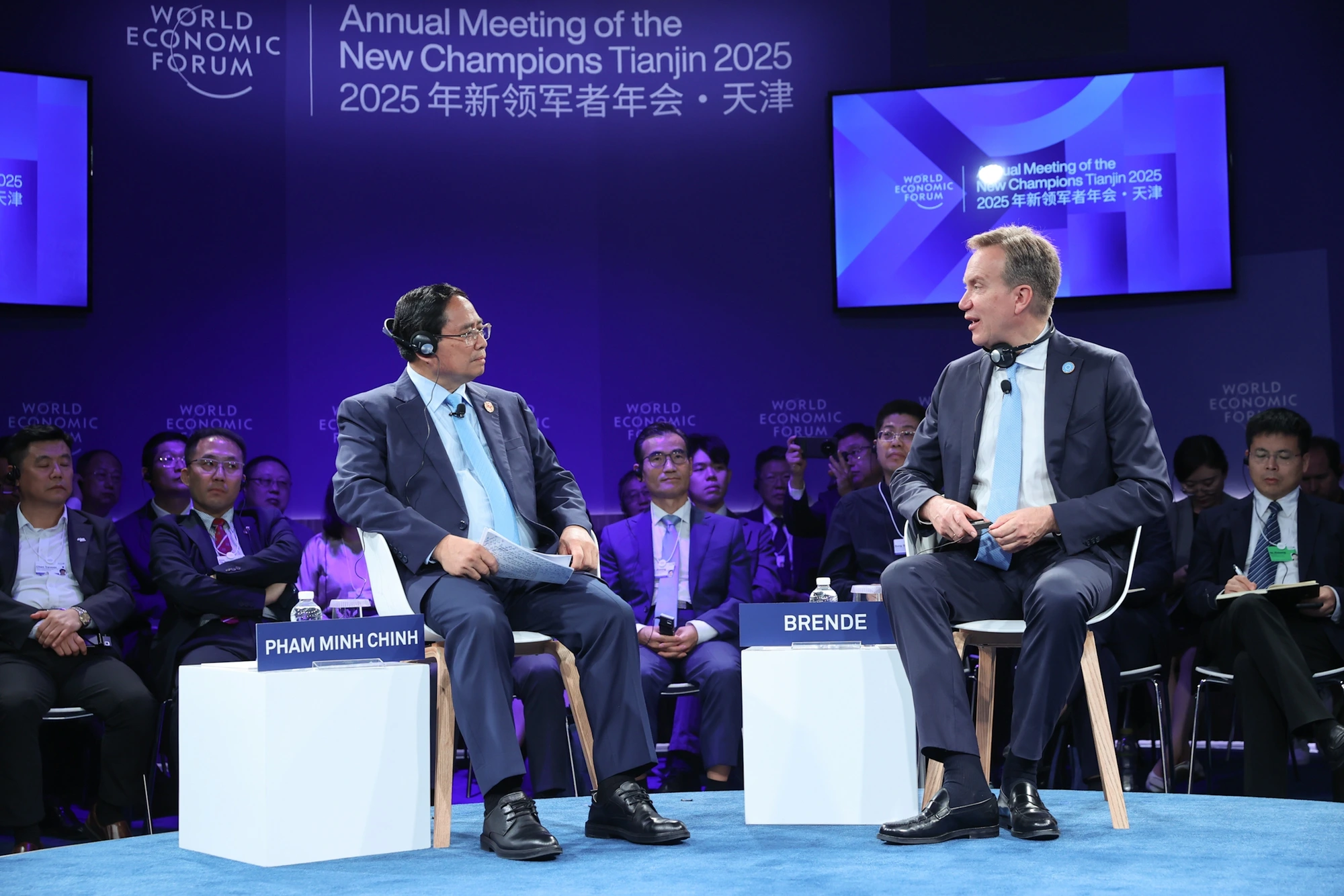 WEFに登壇したファン・ミン・チン首相とボルゲ・ブレンデ会長