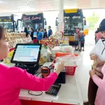 ベトナムの小売店のレジ風景
