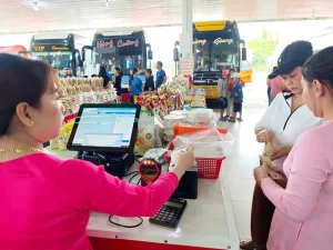 ベトナムの小売店のレジ風景