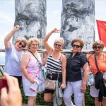 ゴールデンブリッジ（ダナン）で写真撮影を楽しむ外国人観光客