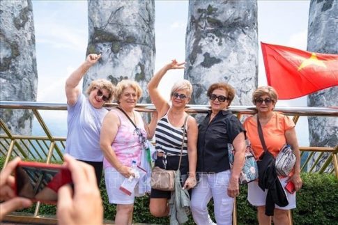 ゴールデンブリッジ（ダナン）で写真撮影を楽しむ外国人観光客