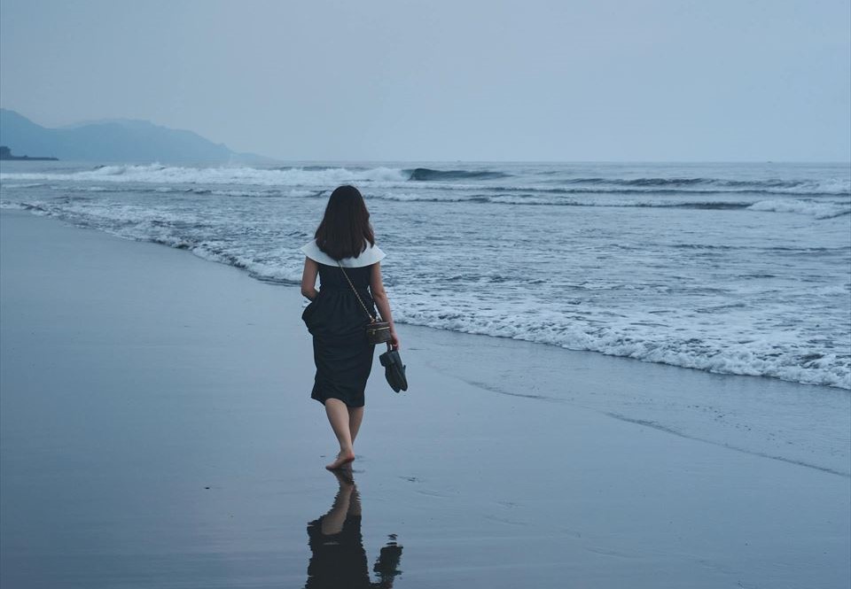 台湾の海辺を歩く女性