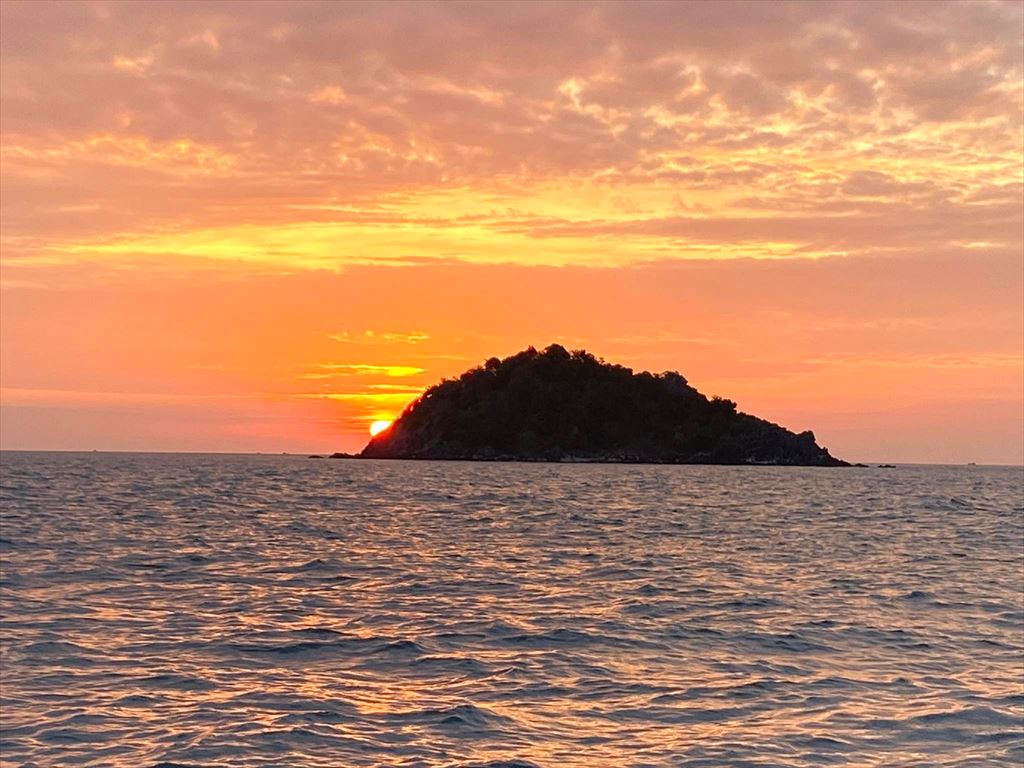 夕日が沈む風景