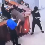 病院の受付スタッフを暴行する男性