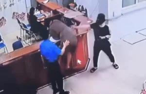 病院の受付スタッフを暴行する男性