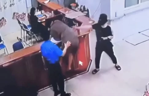 病院の受付スタッフを暴行する男性