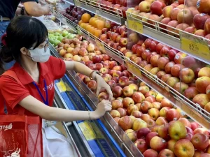 スーパーマーケットに並ぶ米国産リンゴ