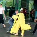 フーコック空港で乱闘する女性職員たち