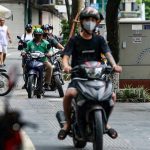 ハノイの歩道を走るバイク