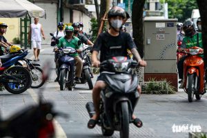 ハノイの歩道を走るバイク
