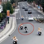 政府高官の車列に紛れ込んだバイク