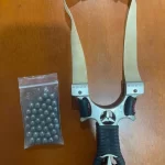 押収されたスリングショットと鉄球