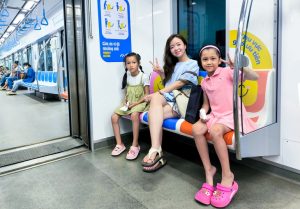 ホーチミン市メトロ1号線を利用する親子