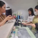 電子インボイスの住所変更を確認する人