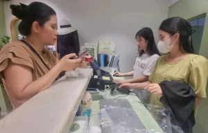 電子インボイスの住所変更を確認する人