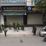 警察部隊がグエン・ヴァン・ヴィ氏の自宅の外を封鎖した。