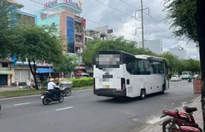 交通事故を起こしたバス