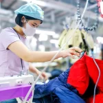 縫製工場で働くベトナム人労働者