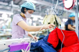 縫製工場で働くベトナム人労働者