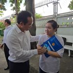 火災現場で犠牲者の妹を励ますホーチミン市人民委員会のグエン・バン・ドゥック主席