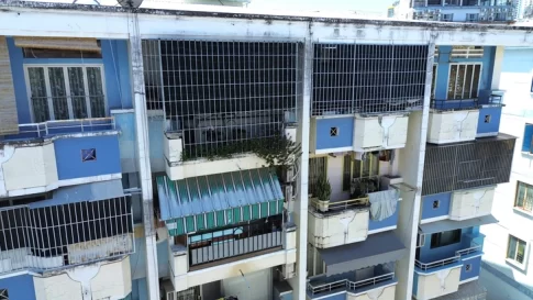 ニャチャン市内の「虎の檻」が設置された集合住宅