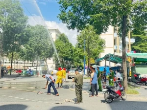 消防隊と防火訓練を行う市民