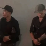 拳銃所持などの容疑で逮捕された2人の容疑者