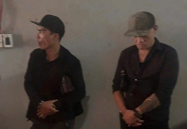 拳銃所持などの容疑で逮捕された2人の容疑者