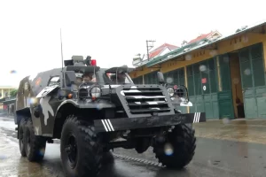 台風被害に備える軍隊の特殊車両