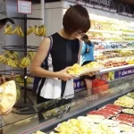 ベトナムのスーパーで買物する人