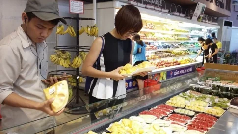 ベトナムのスーパーで買物する人