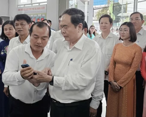 カントー市行政センターを視察するマン国会議長
