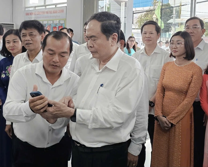 カントー市行政センターを視察するマン国会議長
