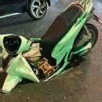 道路上の穴に落ちたバイク