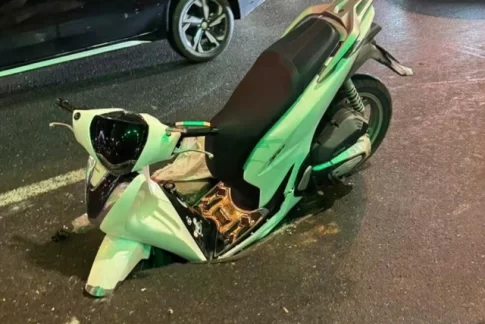 道路上の穴に落ちたバイク