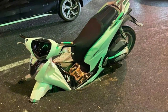 道路上の穴に落ちたバイク