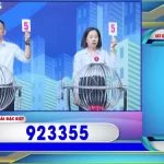 抽選ボールト異なる数字のボードを掲げたスタッフ