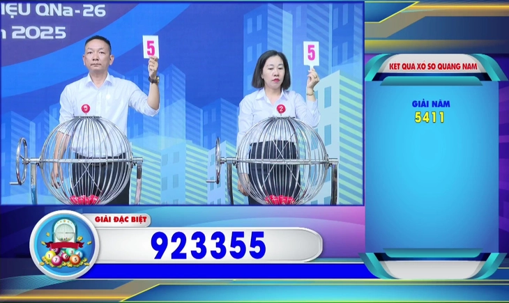 抽選ボールト異なる数字のボードを掲げたスタッフ
