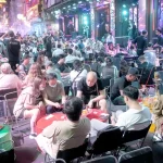 ブイビエン通りの飲食店に集まる客