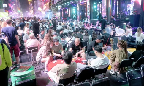 ブイビエン通りの飲食店に集まる客